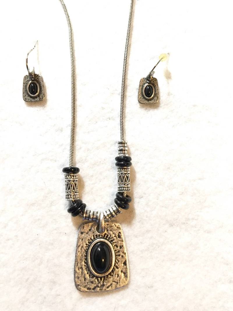 Lia Sophia Schwarz Mit Silber Gehämmerten Halskette Und Ohrringen von PokitaGifts