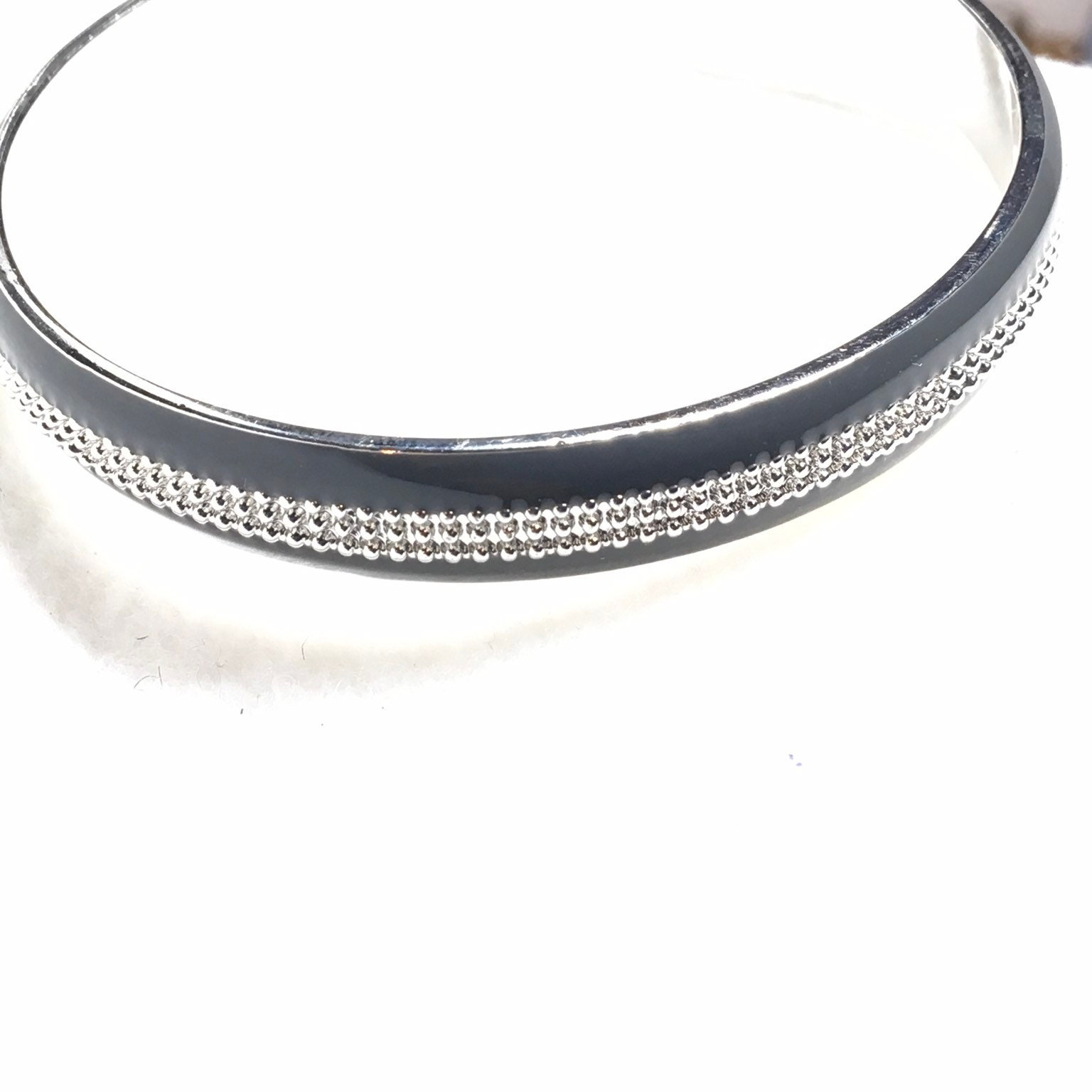 Lia Sophia Silber Und Grau Ton Manschette Armband von PokitaGifts