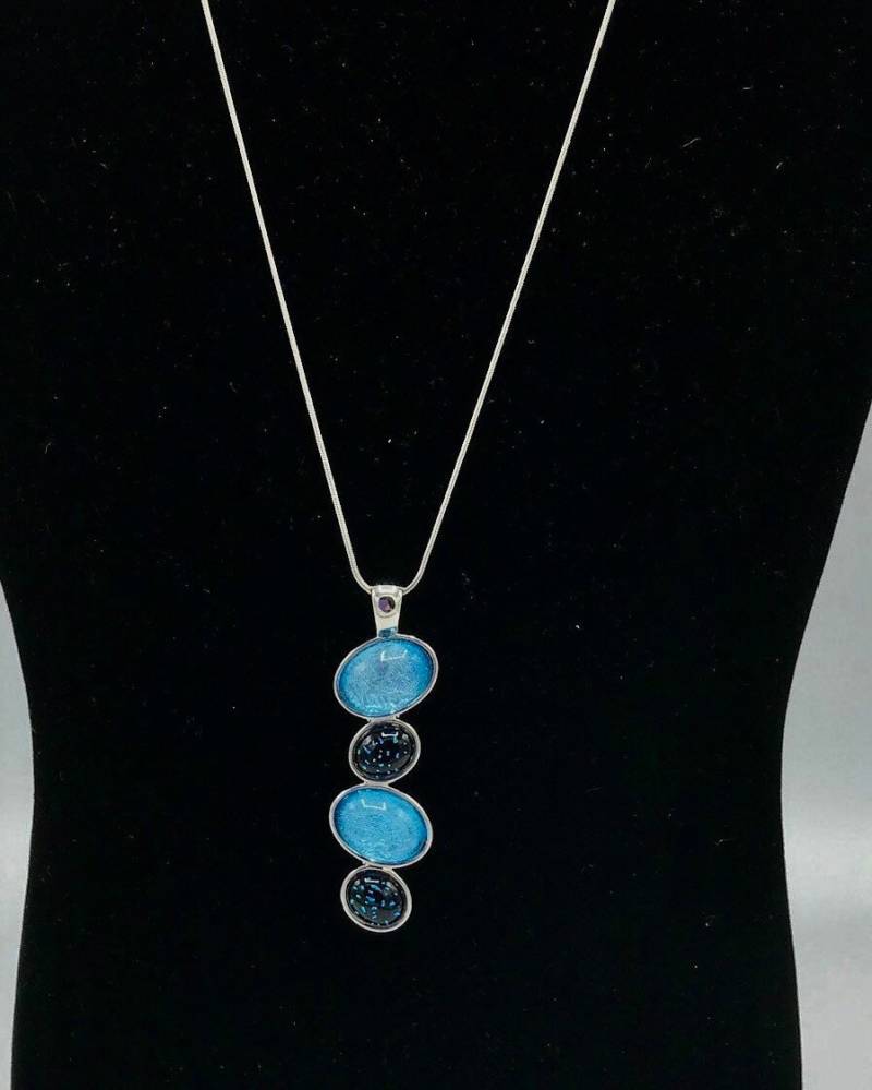 Lia Sophia Silberfarben Mit Blauem Und Hellblauem Anhänger, Rund von PokitaGifts