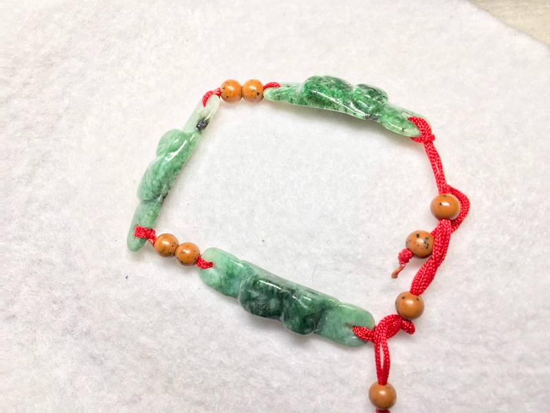 Natürliche Asia Jade Armband, Hand Geschnitzt, Geflochten Seide Seladonrot von PokitaGifts