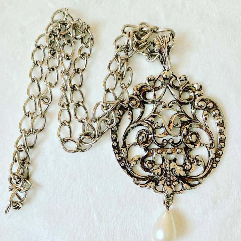 Silberfarbene Vintage Halskette Mit Birne, By Avon von PokitaGifts