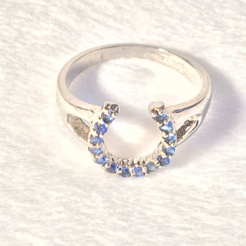 Vintage 18K Ge-Gold Mit Blauem Kristall, Größe 8 von PokitaGifts