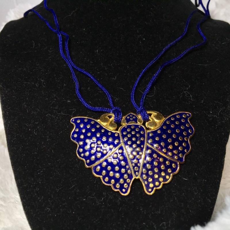 Blaue Vintage Schmetterlings-Anhänger Aus Seeohr Mit Geflochtener Schwarzer Kordel von PokitaGifts