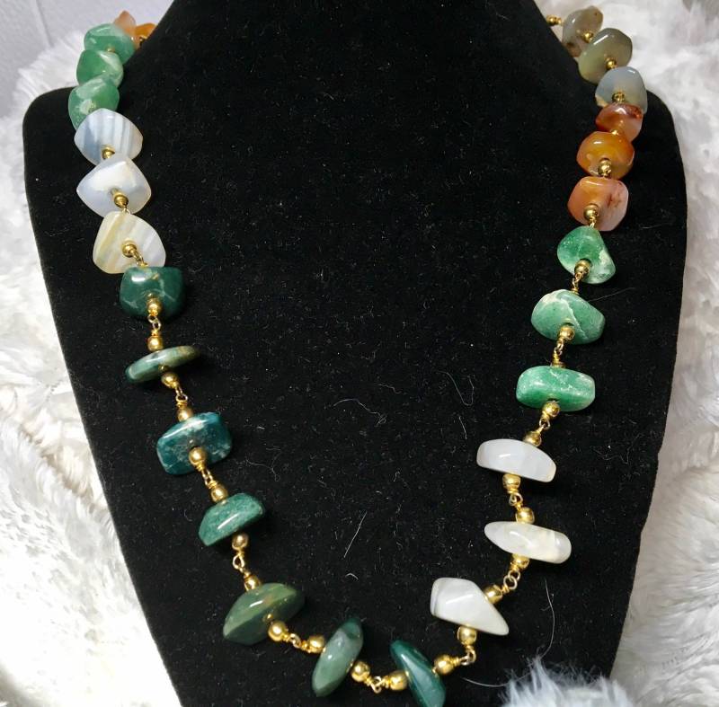 Vintage Mehrfarbige Hartgestein Halskette, Asiatisch. 15" Lang von PokitaGifts