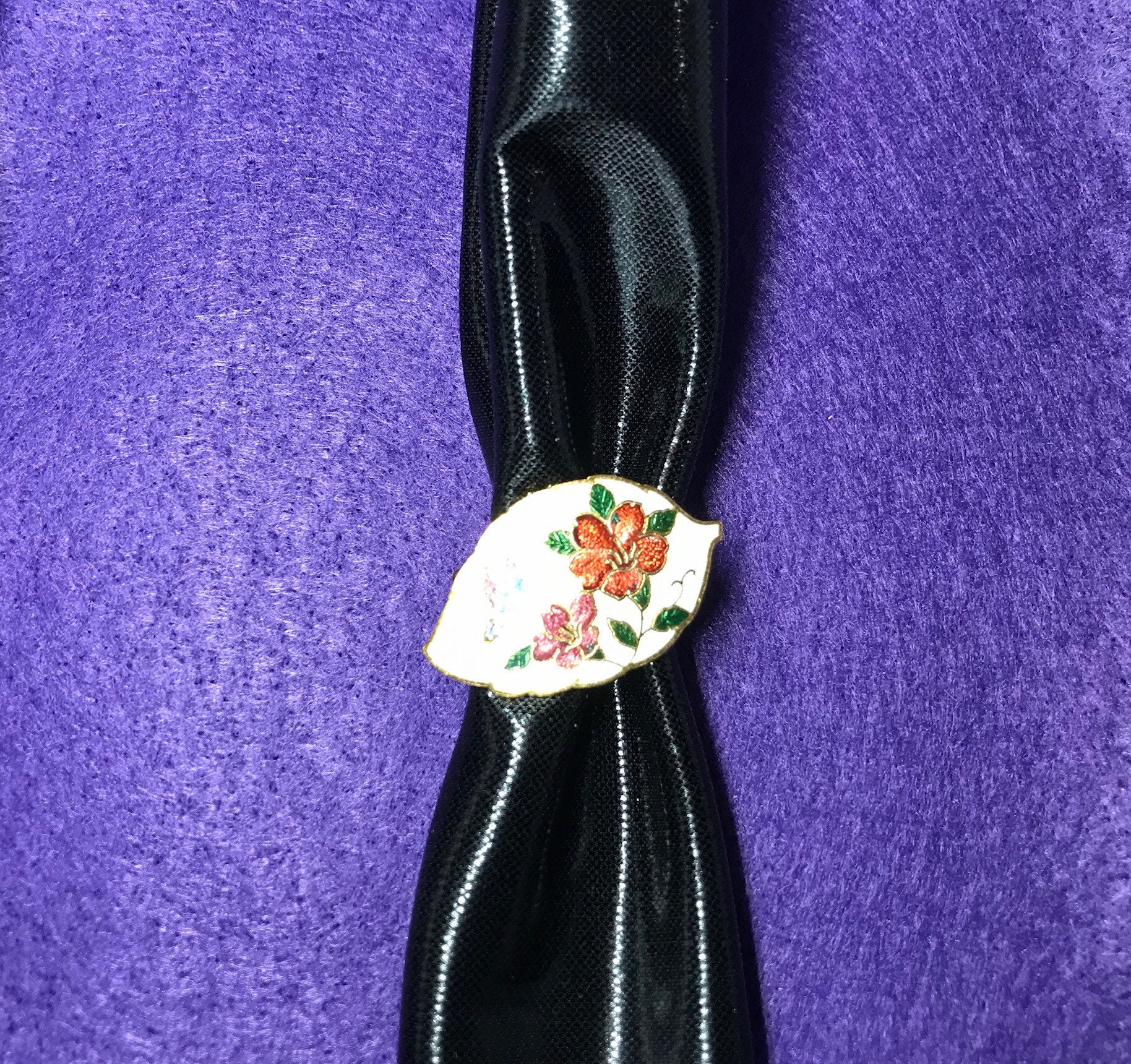 Vintage Cloisonne Weiß Bolo-Tie, Schiebe, Klappschal von PokitaGifts
