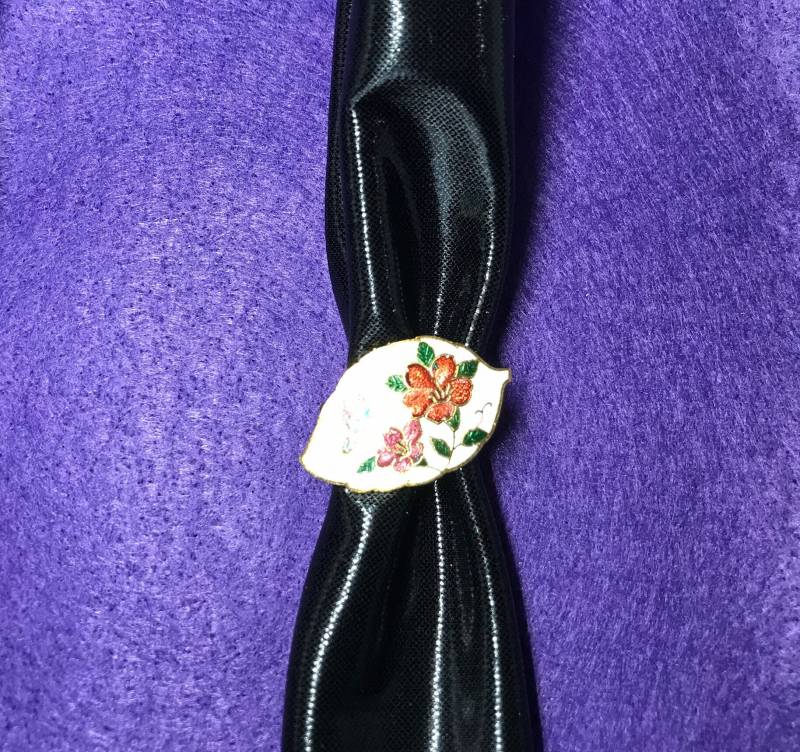 Vintage Cloisonne Weiß Bolo-Tie, Schiebe, Klappschal von PokitaGifts