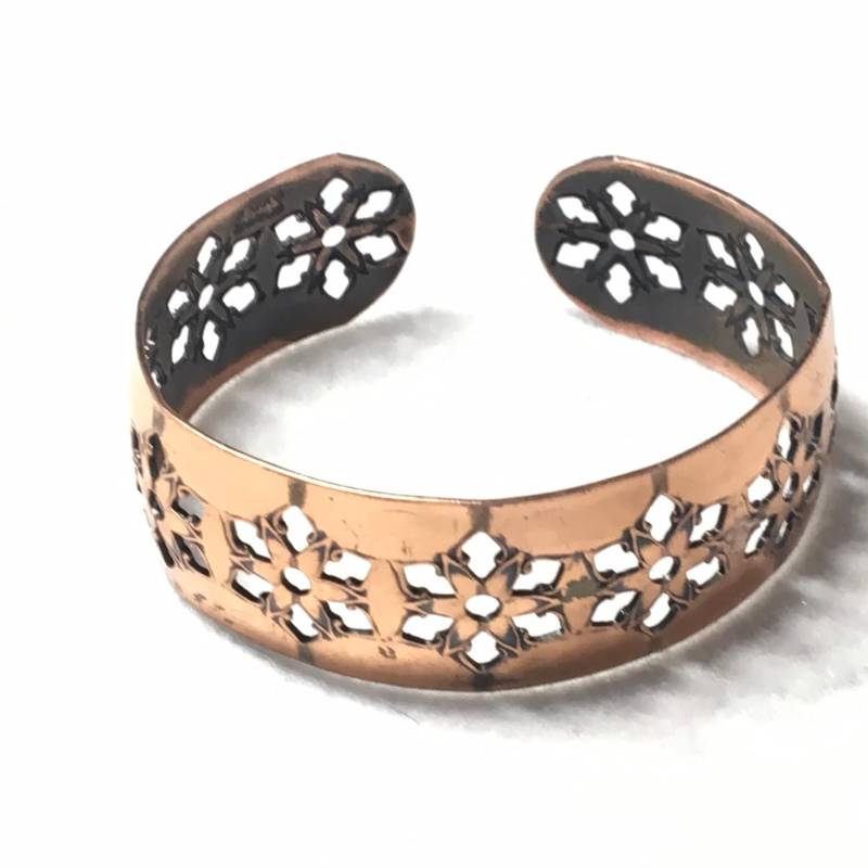 Vintage Geschnitzte Kupfer Armband Mit Blumenmuster von PokitaGifts