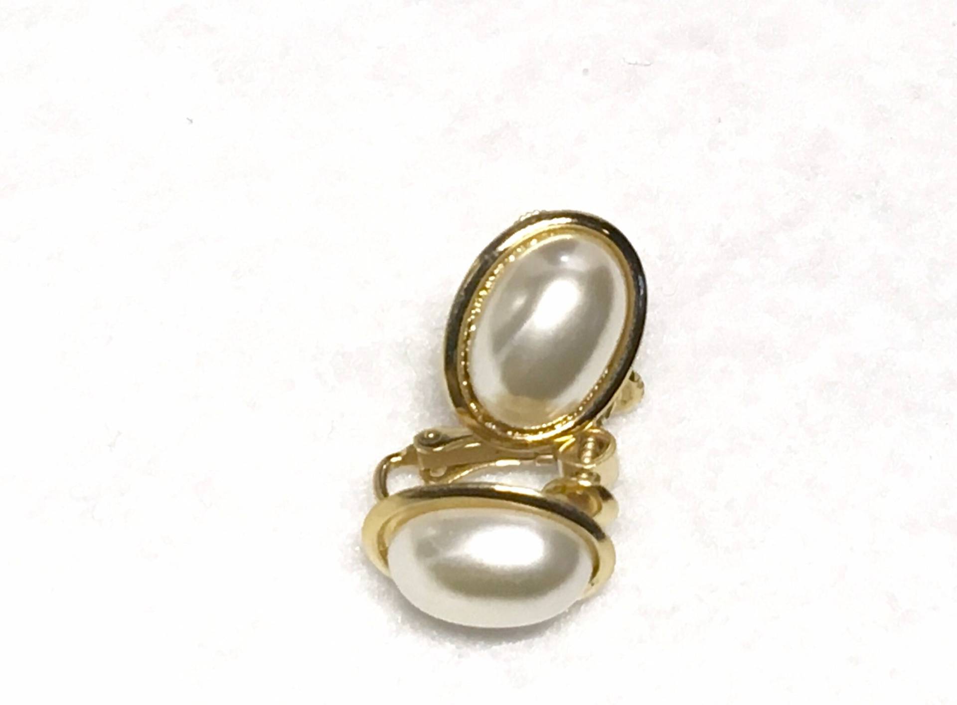 Vintage Napier Weiße Und Goldfarbene Ohrringe, Schnecke, Oval von PokitaGifts