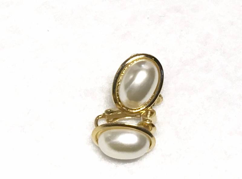 Vintage Napier Weiße Und Goldfarbene Ohrringe, Schnecke, Oval von PokitaGifts