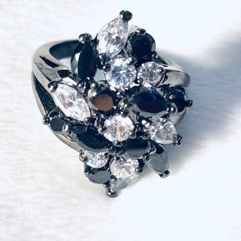 Vintage Schwarzer Ring Mit Zirkonia Größe 6 von PokitaGifts