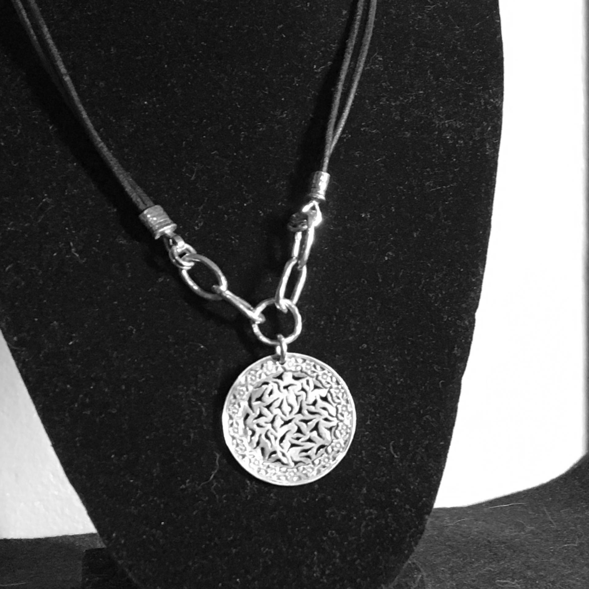 Vintage Silpada Runder Anhänger Mit Lederband von PokitaGifts