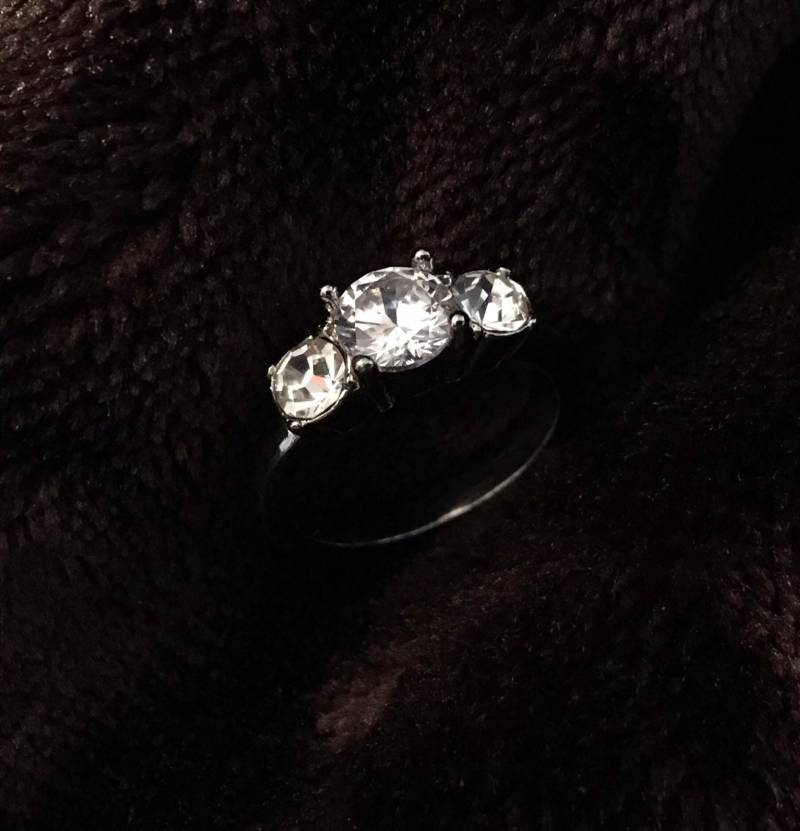 Vintage Zirkonia Ring Größe 5 von PokitaGifts