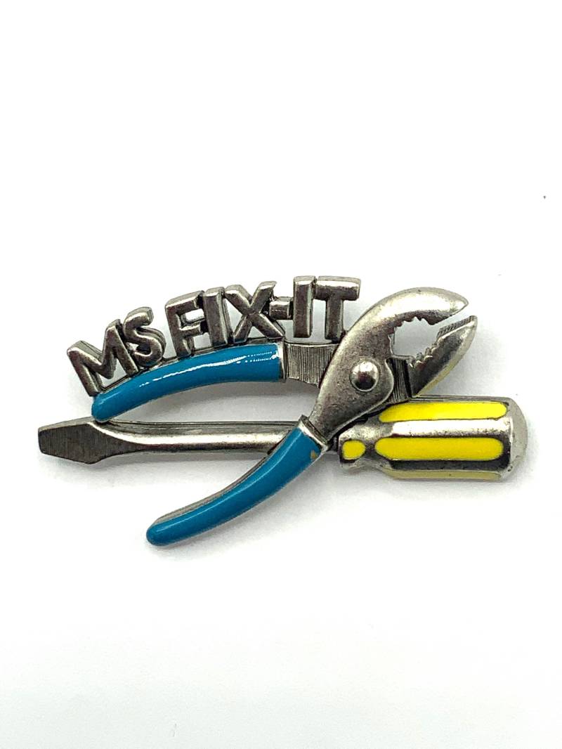 Wunderschöne Sammlerstück Nickel Werkzeug Brosche Ms Fix It By Cookie Lee von PokitaGifts