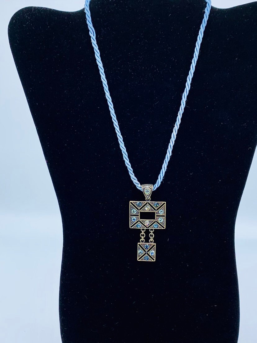 Wunderschöne Sammlerstück Und Vintage Lia Sophia Blaues Licht Messing Ton Halskette Mit Strass. Neu Etikett von PokitaGifts