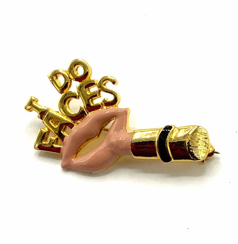 Wunderschönes Sammlerstück Und Vintage Mädchen Emaille Lippen, Goldfarbene Brosche Von Cookie Lee "I Do Faces" von PokitaGifts