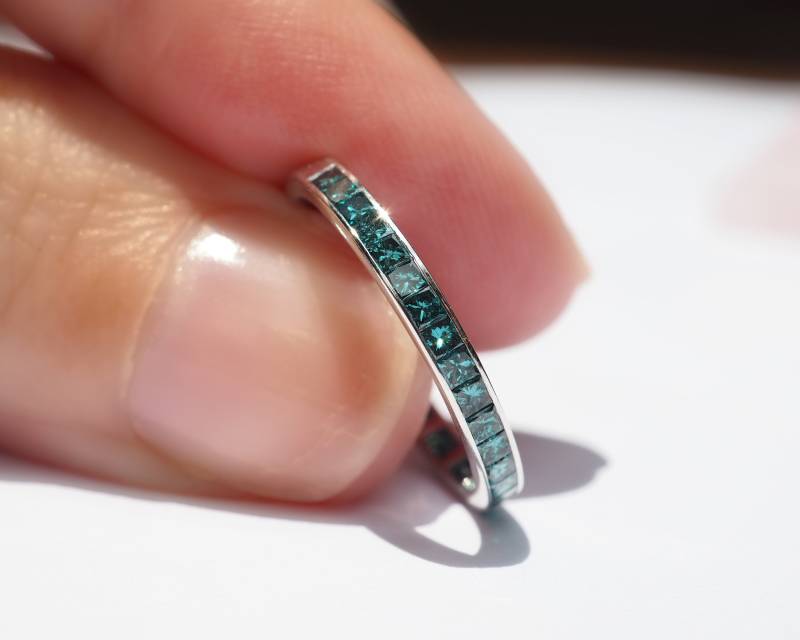Blau Diamant Princess Cut Eternity Ring. Ehering . Channel Invisible Setting 14K 18K Gelb Rose Weiß Gold von Polamai