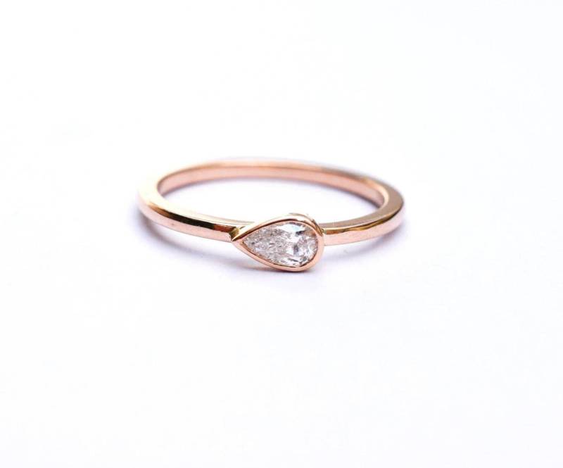 Diamantring Im Tropfenschliff 14K 18K Gold . 0.20Ctw Diamant Solitär Verlobungsring. Stacking Ring Horizontale Lünette Set Rose Gelb Weiß von Polamai