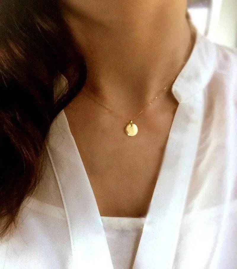 Gold Plättchen Halskette 18K 9, 4 Mm Kreis Halskette. Mit Buchstabe Gravierte Scheibe. Dot Runde Charm Gelb Weiß Rose Polamai von Polamai