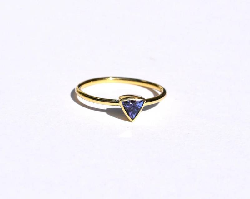 Natürlicher Tansanit Ring 14K 18K Gold. Trillion Solid Gold Edelstein Ring. Goldfarbener Stapelring. Gelb Weiß Polama von Polamai