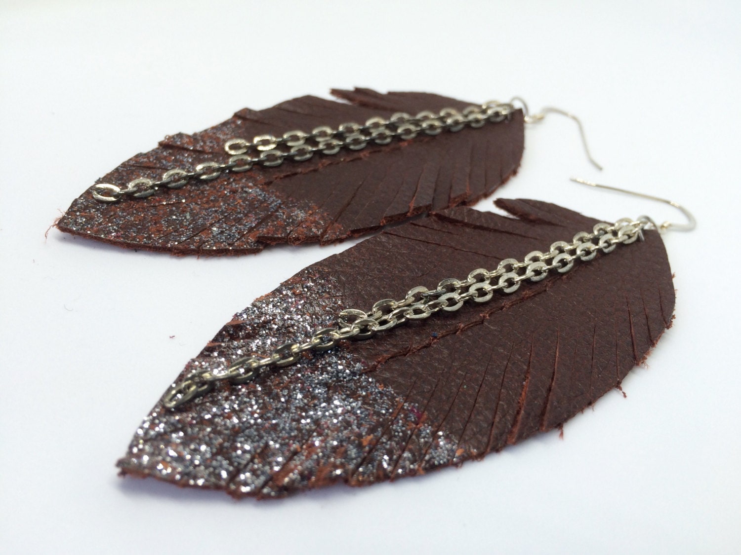Braunes Leder Federohrringe - Eingetaucht in Silber von PolaroidSoup