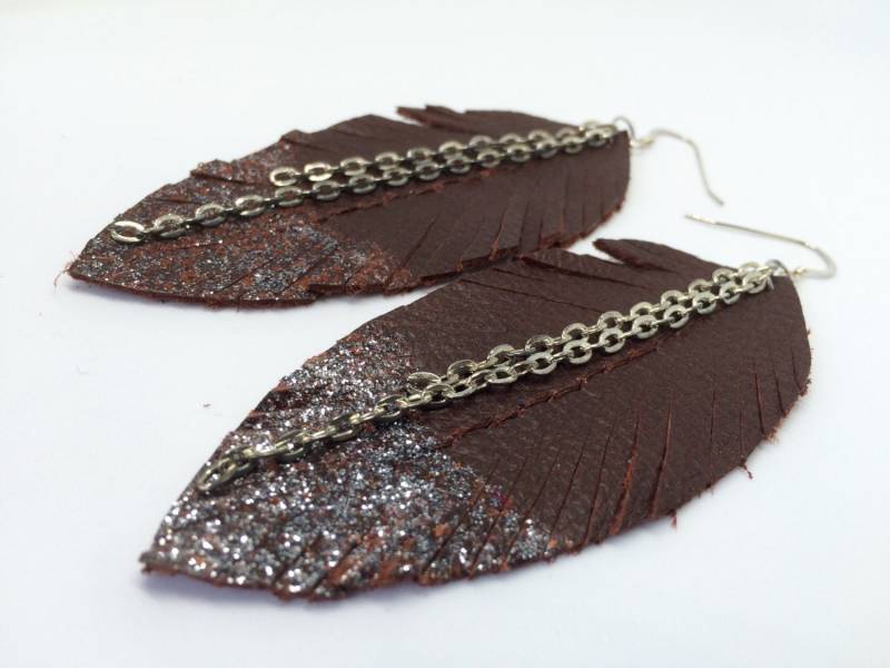 Braunes Leder Federohrringe - Eingetaucht in Silber von PolaroidSoup