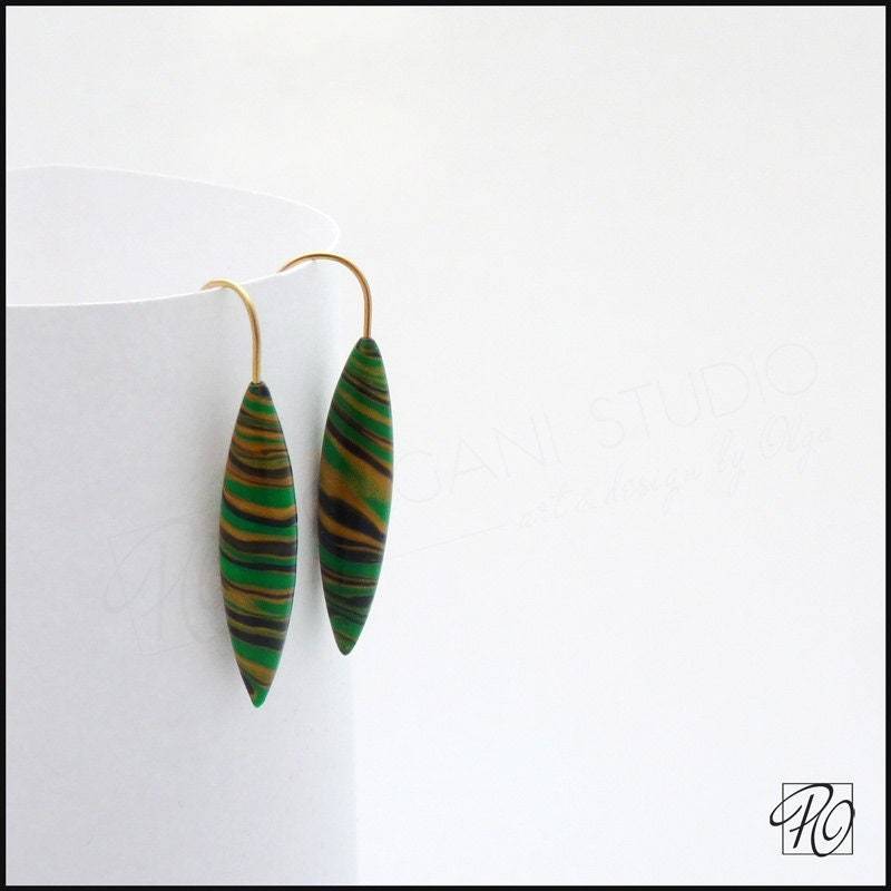Baumeln Ohrringe Grün Goldene Streifen Handgemachte Polymer Ton, 24K Vergoldet von PolganiStudio