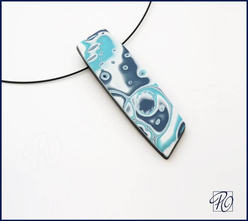 Blaue Polymer Clay Anhänger Halskette Aqua, Denim, Weiß, Art Schmuck von PolganiStudio
