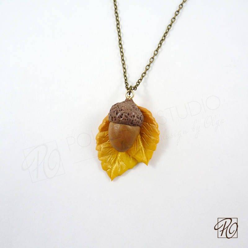 Eichel Anhänger Halskette Goldene Blätter Polymer Clay Herbst Schmuck von PolganiStudio