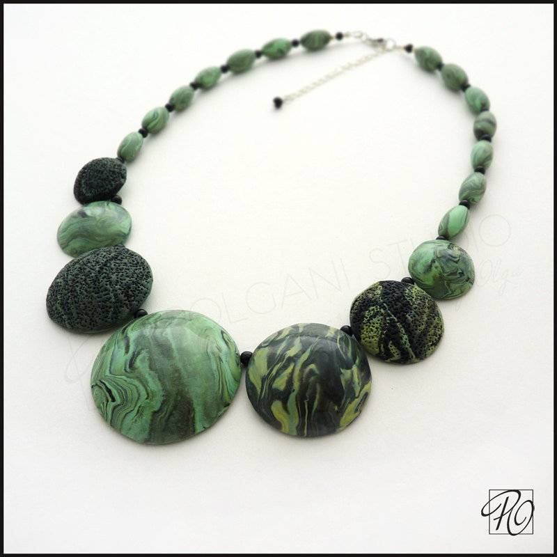 Handgefertigte Grüne Statement Halskette Aus Polymer Clay, Stein Imitat von PolganiStudio