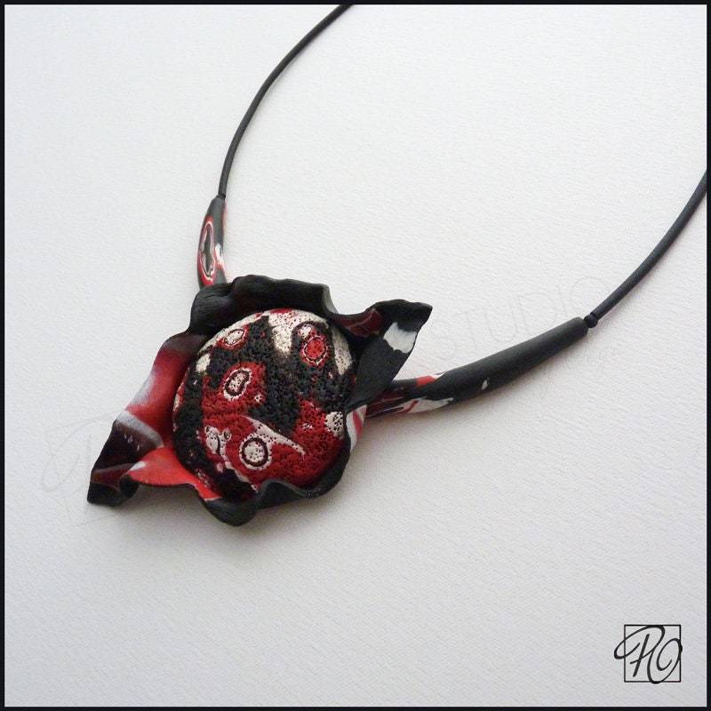 Rot Schwarz Anhänger Halskette Moderne Kunst Statement Schmuck Polymer Clay Flamme Innen von PolganiStudio