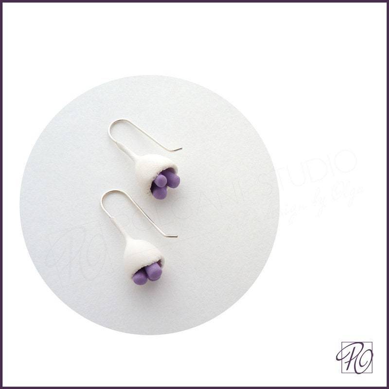Weiß Lila Ohrringe Blume Knospe, Handgefertigte Polymer Ton Sterling Silber, Moderne Schmuck von PolganiStudio