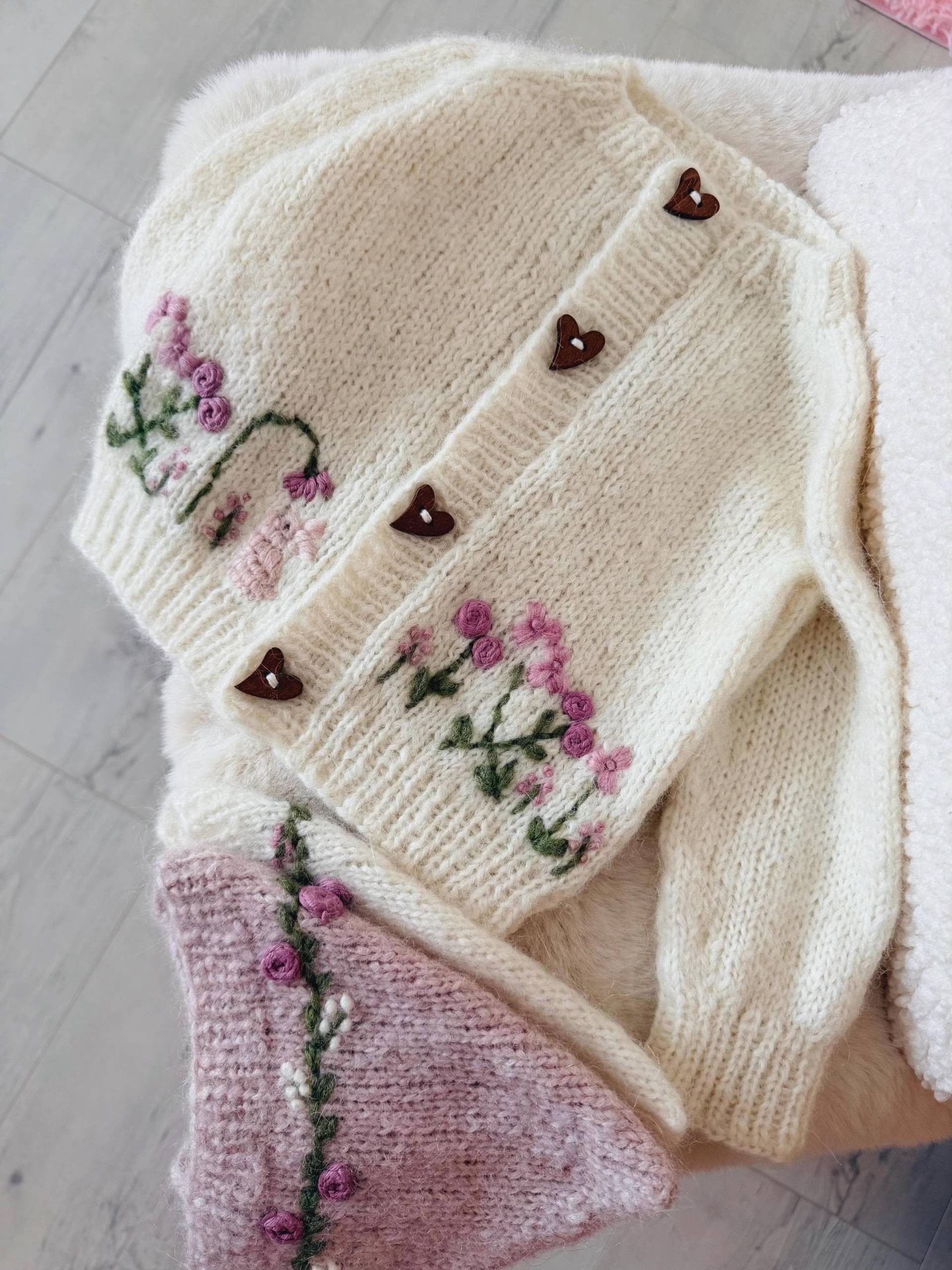 Handgestrickte Baby Alpaka Strickjacke, Blumenstickerei, 9 Monate von PolinaCozyKnits