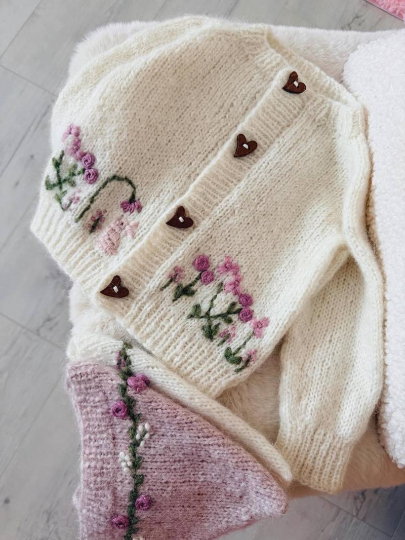 Handgestrickte Baby Alpaka Strickjacke, Blumenstickerei, 9 Monate von PolinaCozyKnits