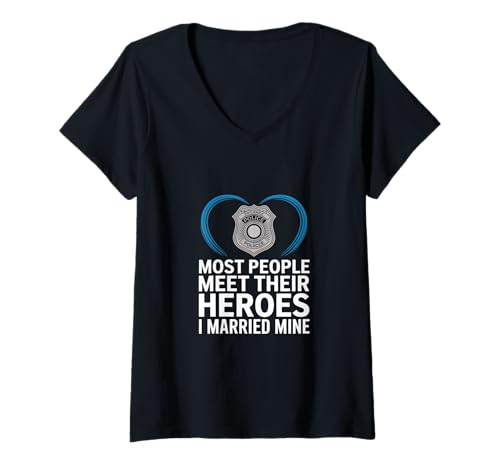 Damen Die Meisten Treffen Helden Ich Habe Meinen Geheiratet T-Shirt mit V-Ausschnitt Damen Die Meisten Treffen Helden Ich Habe Meinen Geheiratet T-Shirt mit V-Ausschnitt von Polizei Ehefrau Ehemann Held Liebe Herz Abzeichen