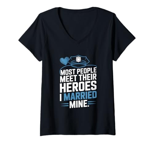 Damen Die Meisten Treffen Ihre Helden Ich Heiratete Meinen Polizei T-Shirt mit V-Ausschnitt Damen Die Meisten Treffen Ihre Helden Ich Heiratete Meinen Polizei T-Shirt mit V-Ausschnitt von Polizei Ehepartner Liebe Blaue Linie Held