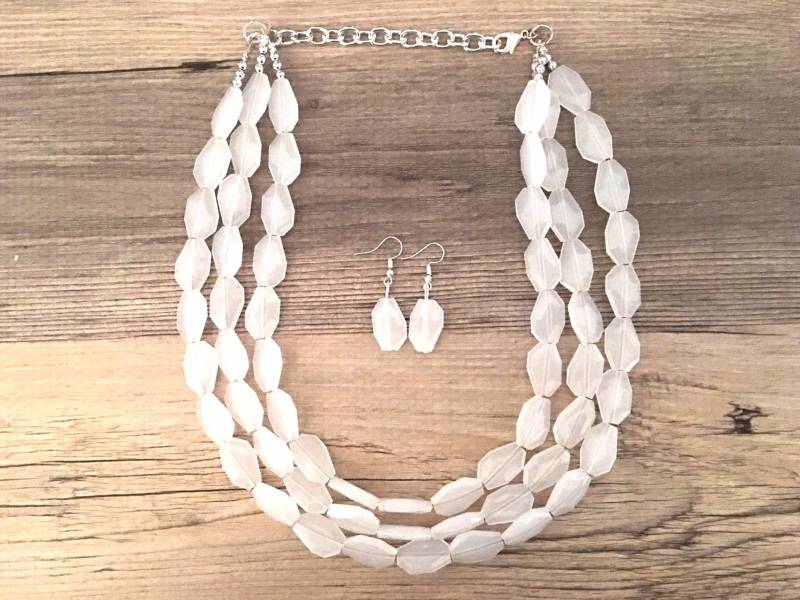 3 Schicht Weisse Kette Mit Silberne Akzente, Bauch Schmuck, Wolkig Weiss Kette, Weisser Weisse Perlen Halskette, Chunky von PolkaDotDrawer