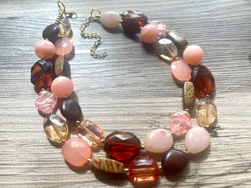 Big Bead Koralle & Schokolade Halskette, Doppelstrang Statement Schmuck, Blush Rosa Chunky Bib Brautjungfer, Halskette Schmuck-Set von PolkaDotDrawer