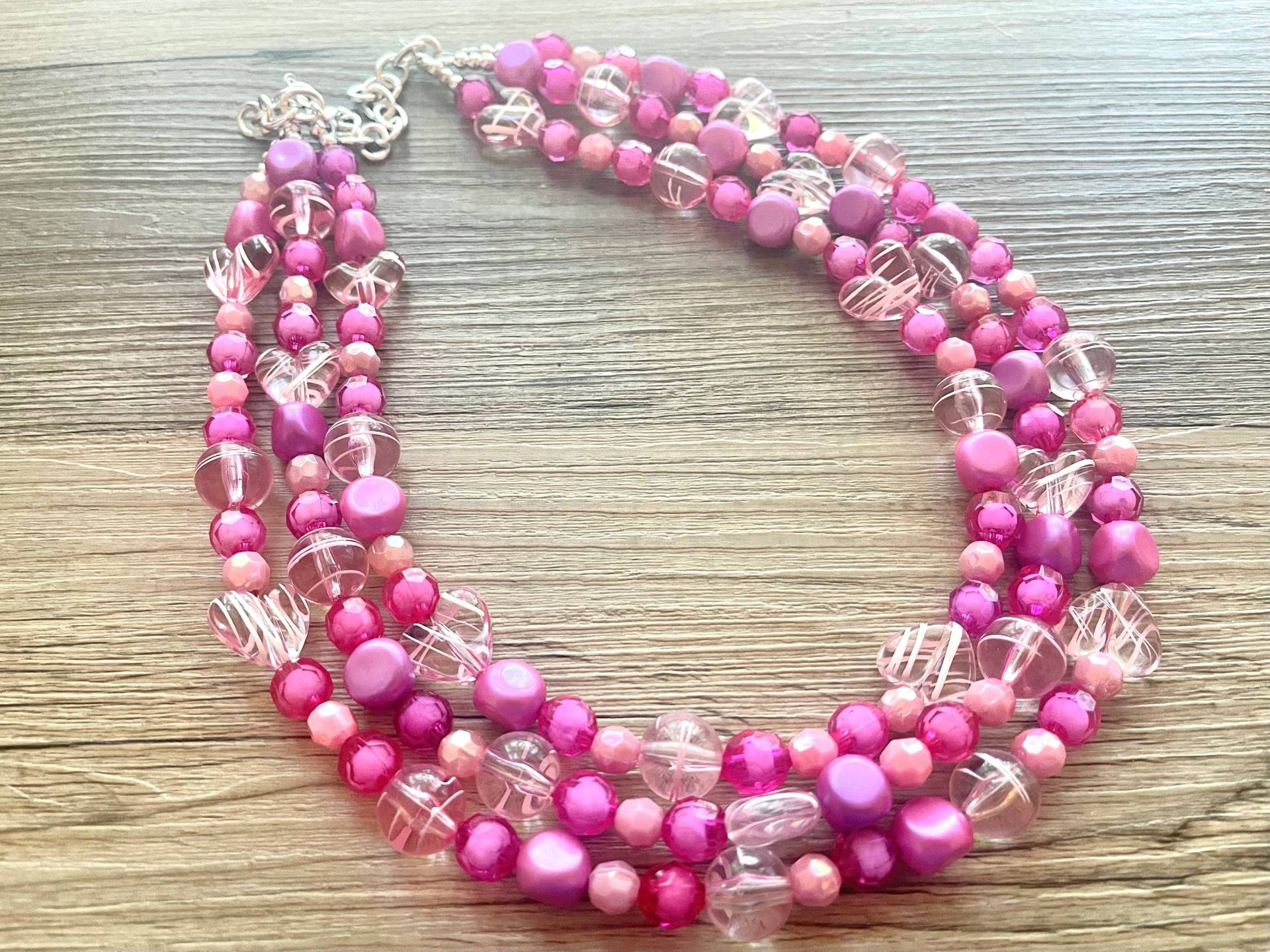 Blush Rosa Herz Statement Halskette, Klobige Dreifach Strang Schmuck, Valentinstag Lätzchen Halskette von PolkaDotDrawer