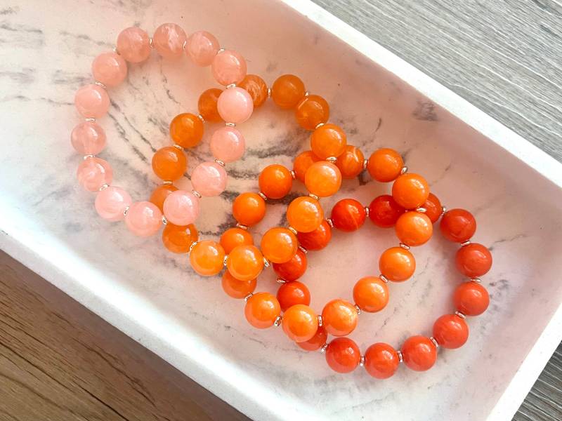 Bunte Stretch Orange Ombré Armbänder, Perlenschmuck Silber, Mix & Match Dehnbares Armband, Bubble Regenbogen Arm Stacking Armband Wickelarmband von PolkaDotDrawer