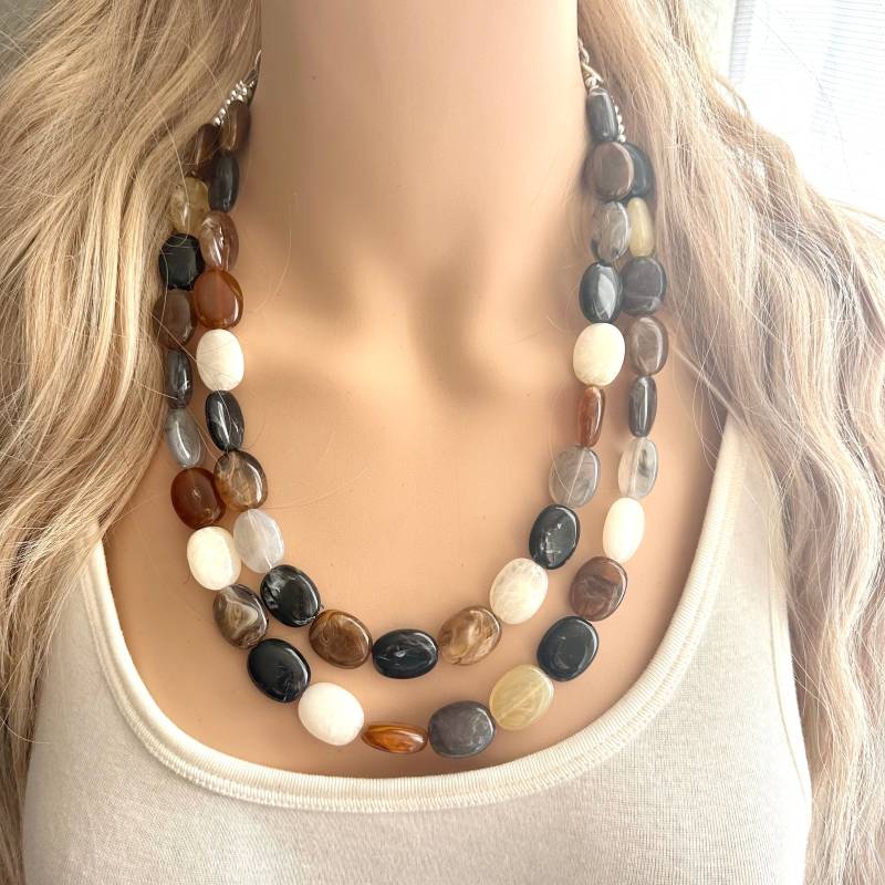 Cobblestone Big Perlenkette, Multi Strang Statement Schmuck, Schwarze Chunky Lätzchen, Brautjungfer Halskette, Neutrale Schmuck Ohrringe Champagner von PolkaDotDrawer