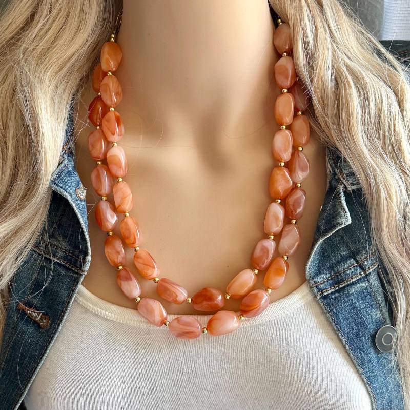 Cremige Ernte-statement-Kette, Orange Weiß Goldener Doppelstrang-Anhänger, Herbstfarben Unikat Braun Beige von PolkaDotDrawer