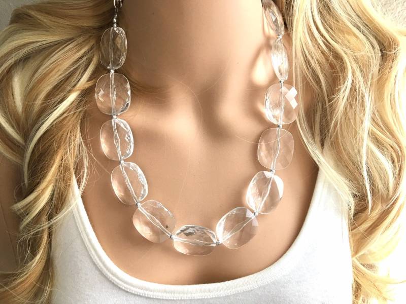 Ein Strang Klar Kristall Statement Halskette, Bib Lucite Perlen Brautjungfer Durchscheinende Halskette Ein Strang Klar Kristall Statement Halskette, Bib Lucite Perlen Brautjungfer Durchscheinende Halskette von PolkaDotDrawer