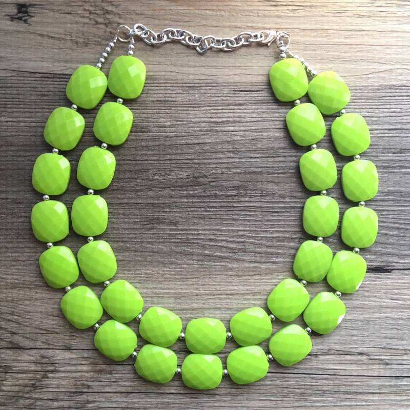 Grüne Apfel Statement Kette, Klobige Grüne Halskette, Doppelstrang Lindgrüner Schmuck, Perlenschmuck, Alltägliche Grün von PolkaDotDrawer