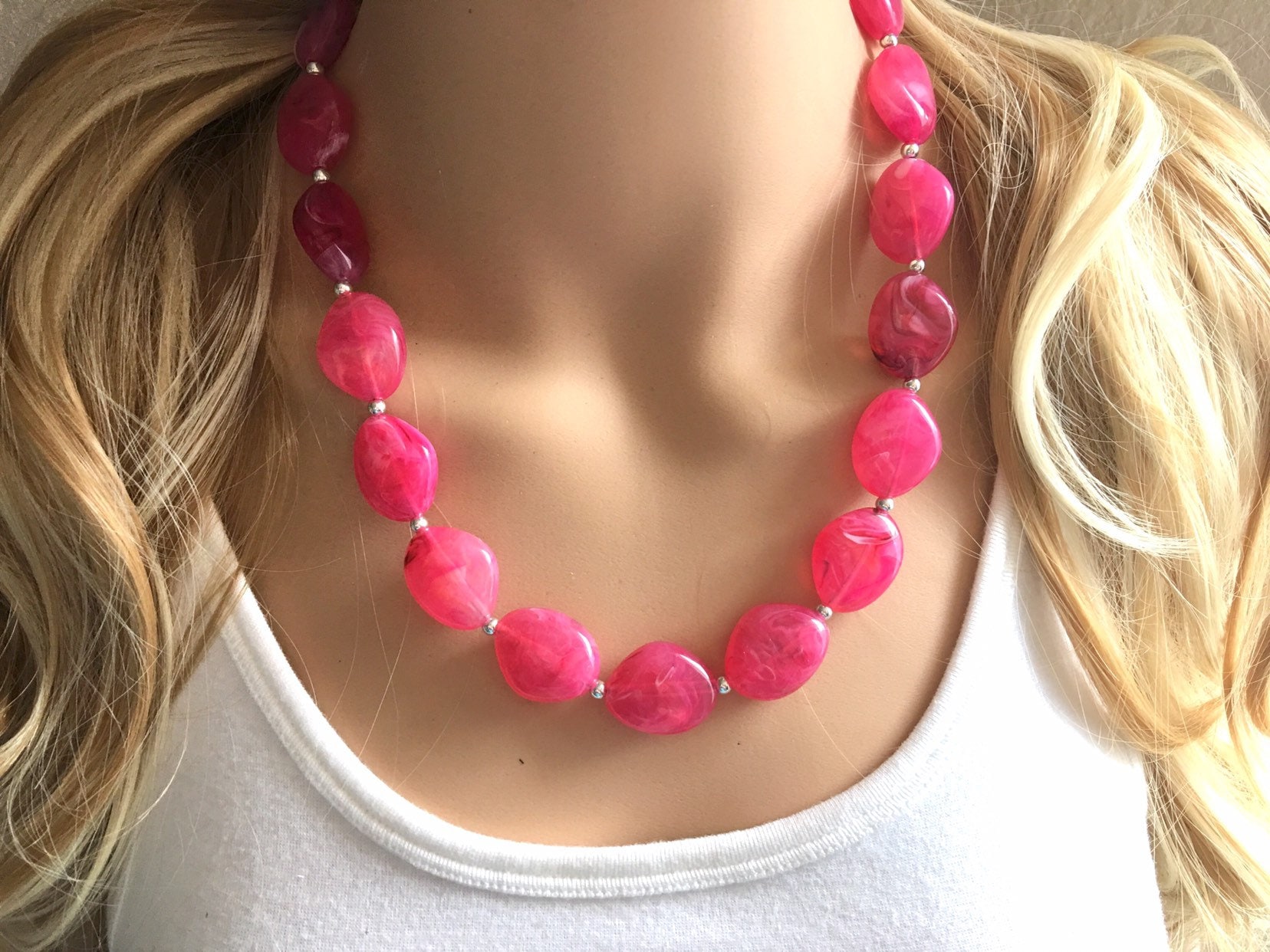 Hot Pink Statement Halskette Schmuck Set, Chunky Große Perlen 1 Strang Halskette, Rosa Dunkel Set Ohrringe Armband von PolkaDotDrawer