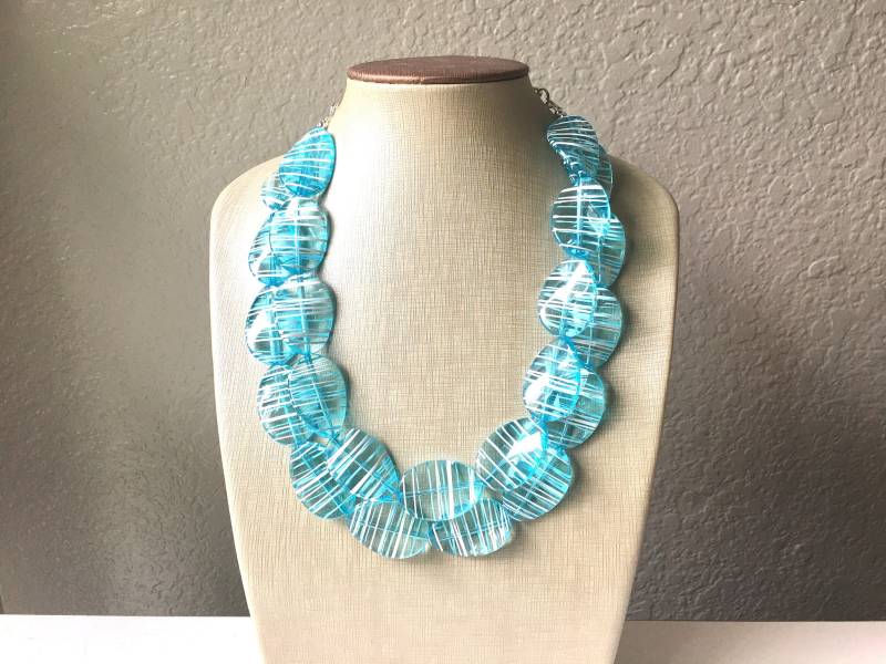 Ice Blau Weiß Statement Schmuck Set, Große Perlen Chunky Halskette Armband Ohrringe, Doppelstrang Hochzeit, Brautjungfer Halskette, Blaue Ohrringe von PolkaDotDrawer