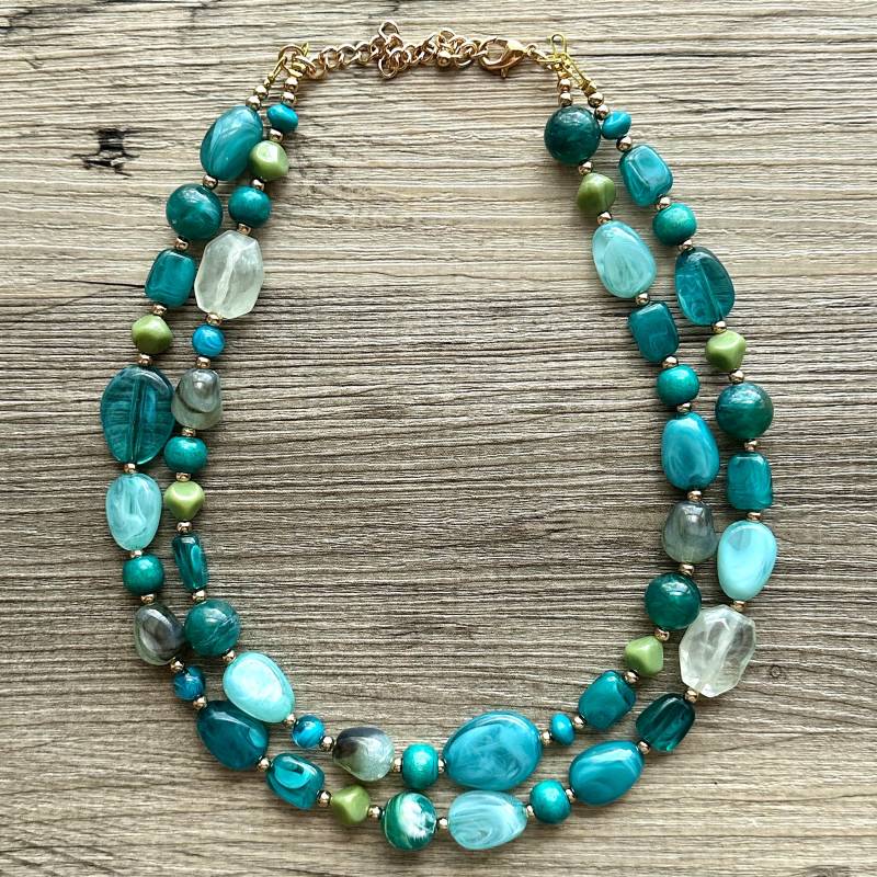 Ozean Tiefe Statement Halskette, Smaragdgrüne Doppelstrang-Halskette, Oliv-Mintgrüner 2-Strang Dicker Kunstharz-Schmuck von PolkaDotDrawer