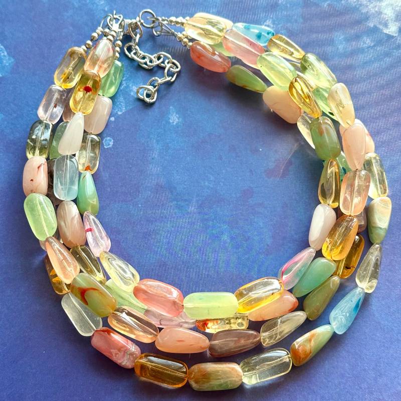 Regenbogen Kaleidoskop 4 Harz Perlen Statement Halskette, Metallic Hellrosa Silber Schmuck Geometrisch Hellblau Gelb Grün von PolkaDotDrawer