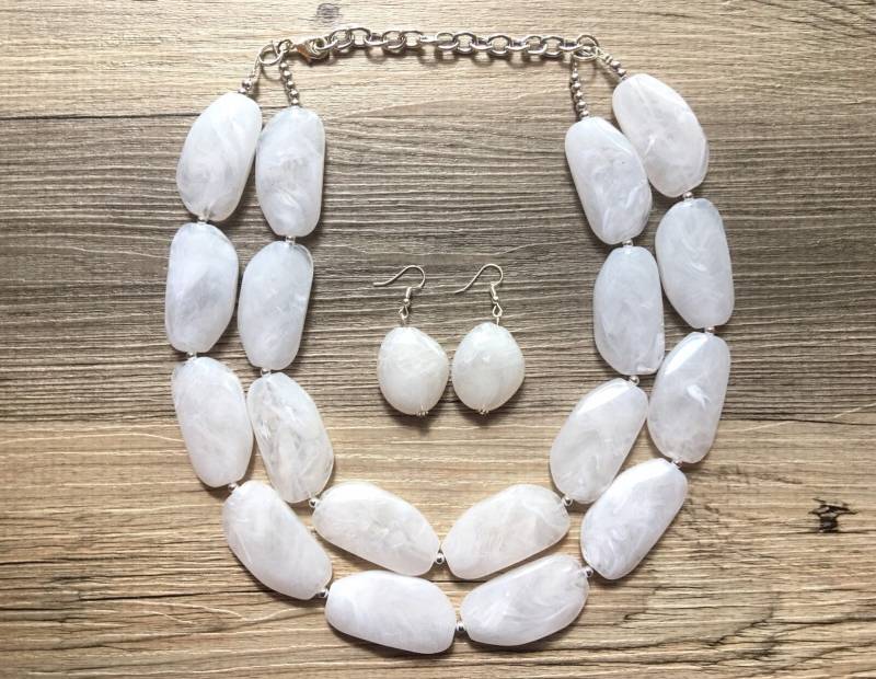 Statement Weiß Doppel Strang Halskette, Extra Chunky Schmuck, Weißer Perlen Weiße Ohrringe von PolkaDotDrawer