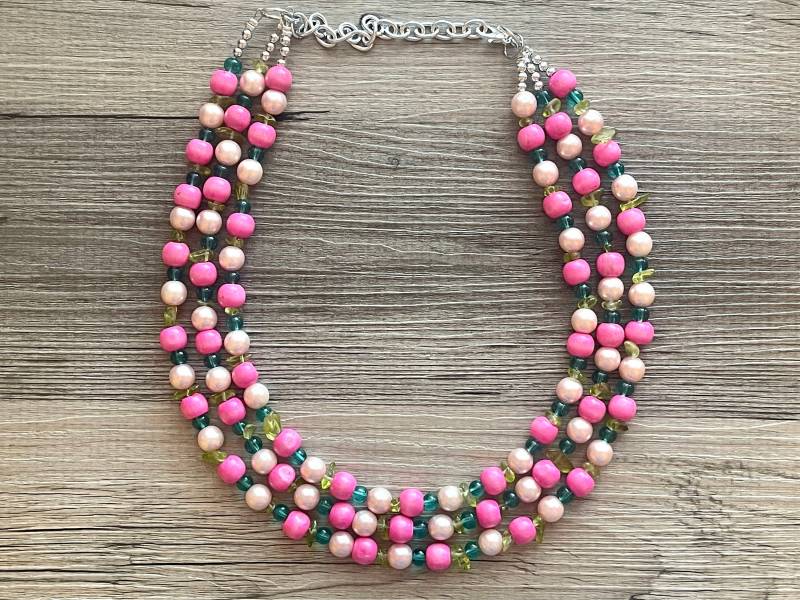 Teeparty & Brunch Halskette, Drei Strang Rosa Grün Holz Statement Blush Smaragd Grobstrick Lätzchen Frühlingsschmuck von PolkaDotDrawer