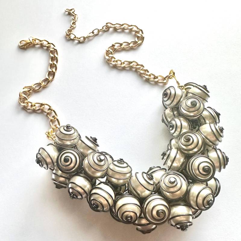 Tornado Alley Statement Kette, Perlenschmuck, Schwarz Weiß Gold Halskette, Perlen Schmuck Creme Perle Einzelschicht Lätzchen Grobstrick Golden von PolkaDotDrawer